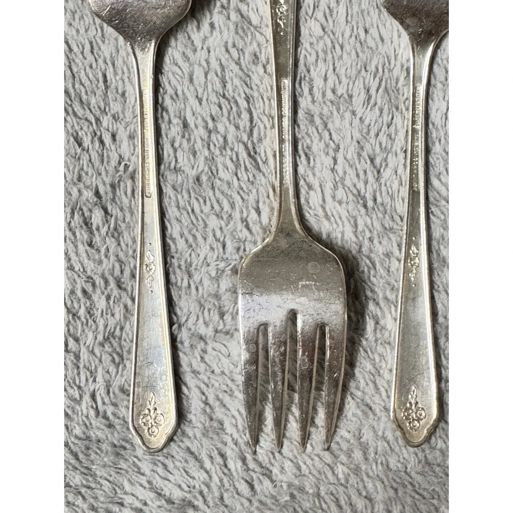 Oneida /Tudor Plate /Community /Sweet Briar (Silverplate, 1948) 4 Salad Forks